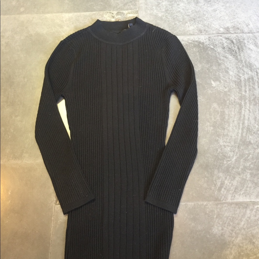 Black White House Black Market 3/4 sleeve sweater